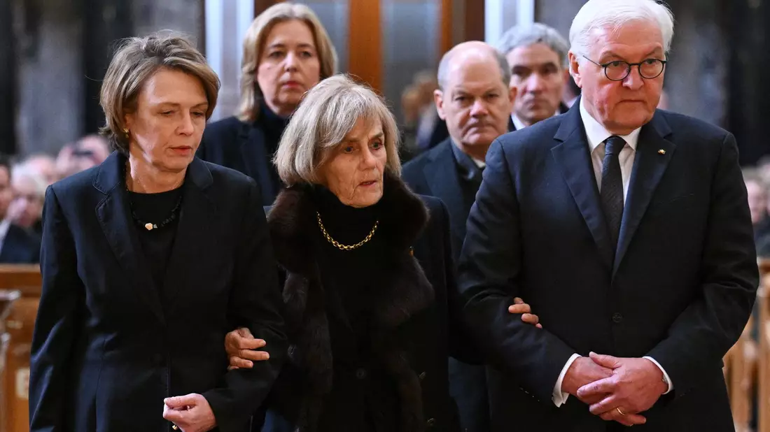 Wolfgang Schäubles Witwe Ingeborg Schäuble (M) wird von Bundespräsident Frank-Walter Steinmeier und seiner Frau Elke Büdenbender in den Berliner Dom geführt. Dahinter: Bundestagspräsidentin, Bärbel Bas, Bundeskanzler Olaf Scholz und der Präsident des Bundesverfassungsgerichts, Stephan Harbarth. - Bild: Annegret Hilse/Reuters/Pool/dpa
