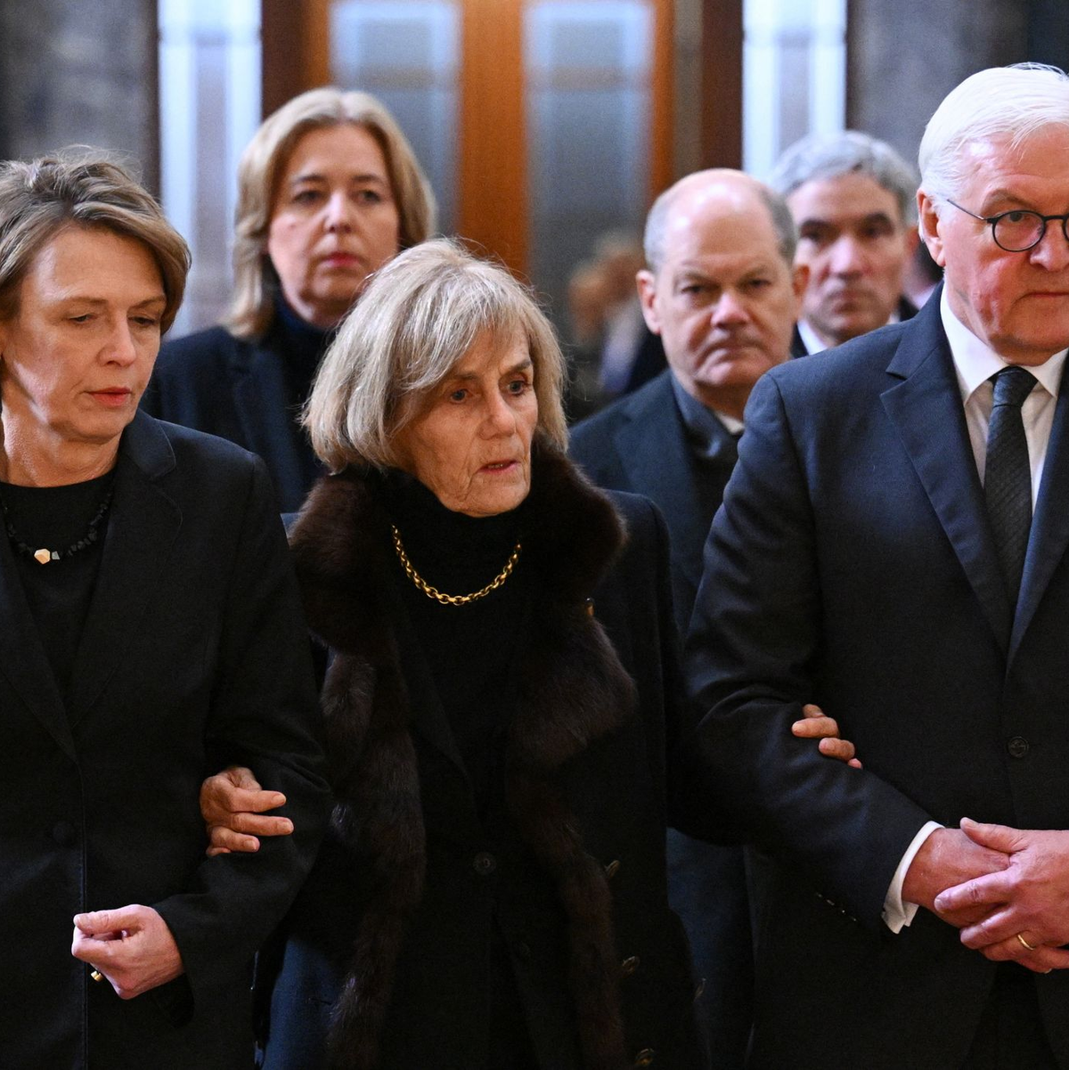 Wolfgang Schäubles Witwe Ingeborg Schäuble (M) wird von Bundespräsident Frank-Walter Steinmeier und seiner Frau Elke Büdenbender in den Berliner Dom geführt. Dahinter: Bundestagspräsidentin, Bärbel Bas, Bundeskanzler Olaf Scholz und der Präsident des Bundesverfassungsgerichts, Stephan Harbarth. - Foto: Annegret Hilse/Reuters/Pool/dpa