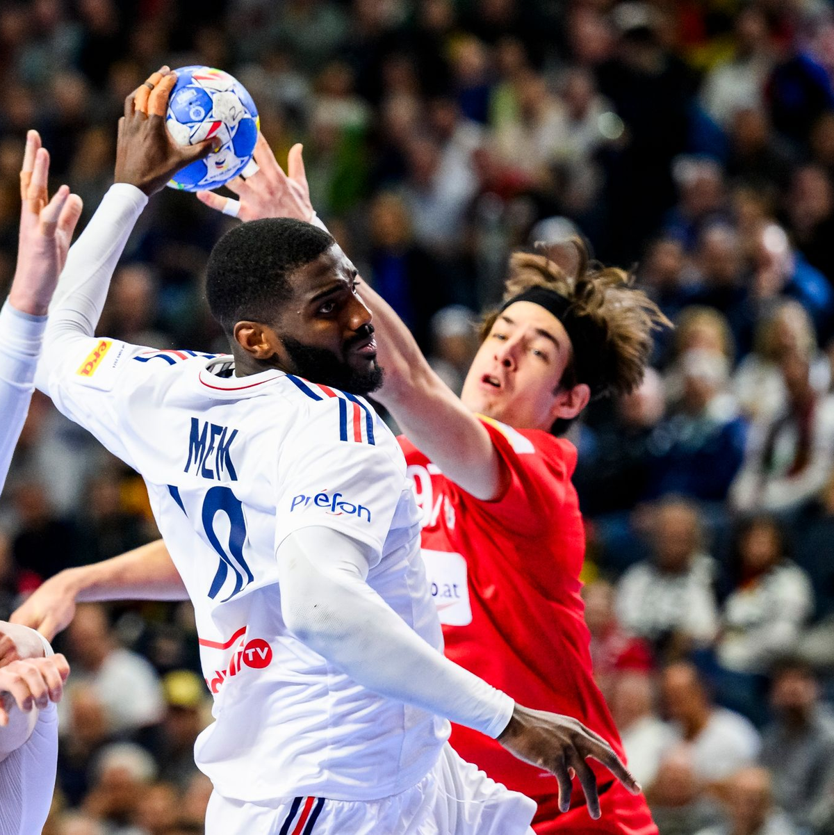 Dika Mem und die Franzosen sicherten sich das Ticket fürs Halbfinale. - Foto: Tom Weller/dpa