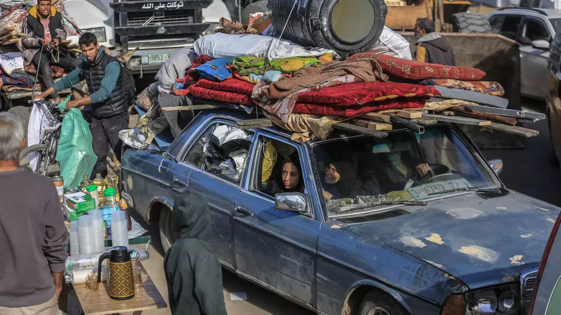 Palästinensische Familien fliehen vor den anhaltenden israelischen Angriffen auf Chan Junis in Richtung Rafah im Süden des Gazastreifens. - Bild: Mohammed Talatene/dpa