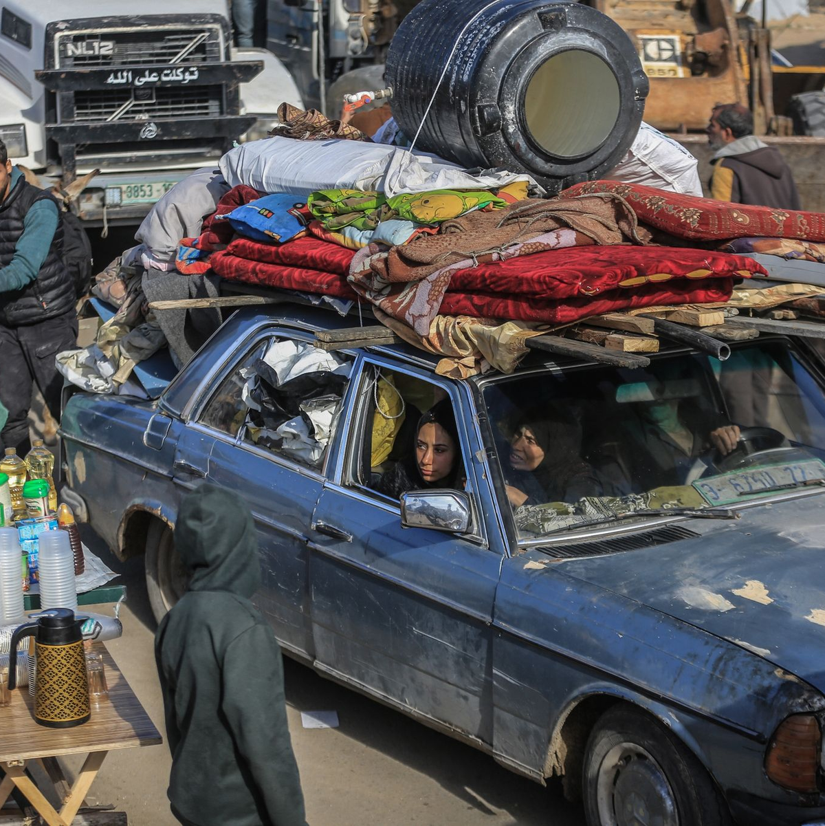Palästinensische Familien fliehen vor den anhaltenden israelischen Angriffen auf Chan Junis in Richtung Rafah im Süden des Gazastreifens. - Foto: Mohammed Talatene/dpa