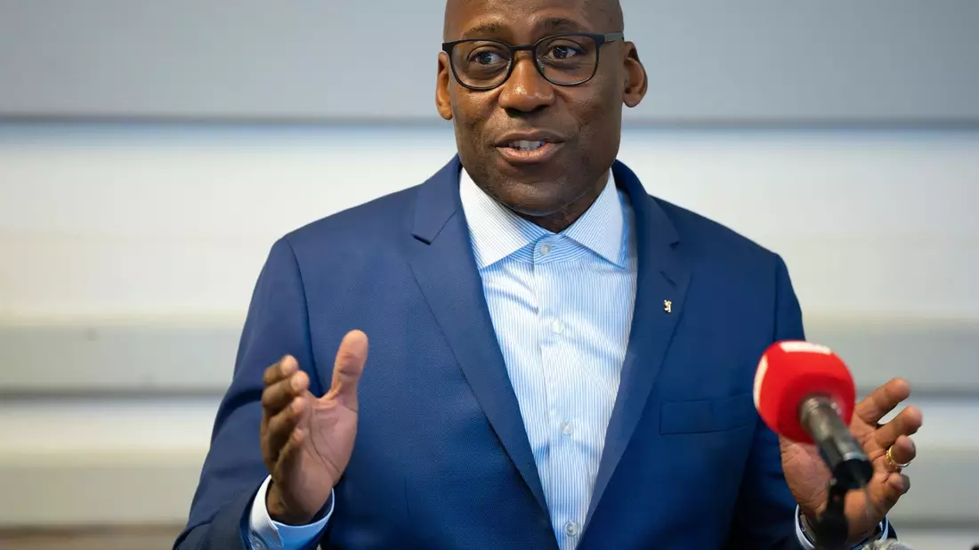 «Ich werde mich weiter für die diskriminierungsfreie Entwicklung der Berliner Kultur einsetzen», versichert Berlins Kultursenator Joe Chialo. - Bild: Soeren Stache/dpa