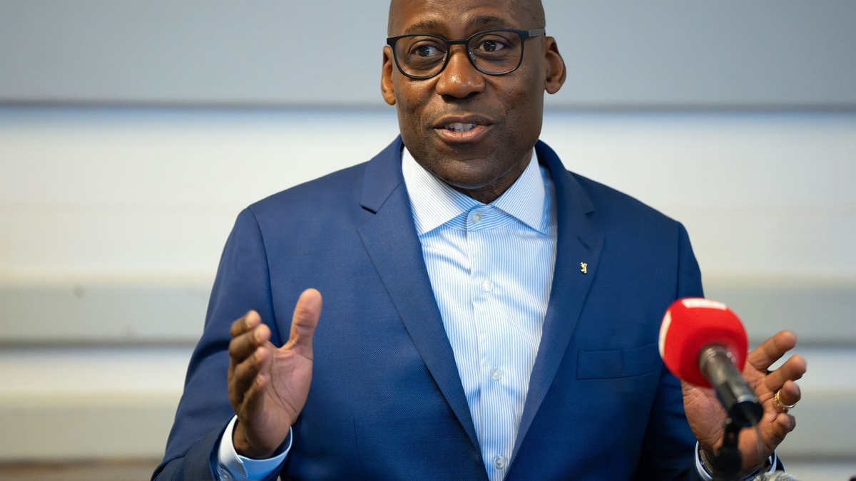 «Ich werde mich weiter für die diskriminierungsfreie Entwicklung der Berliner Kultur einsetzen», versichert Berlins Kultursenator Joe Chialo. - Foto: Soeren Stache/dpa