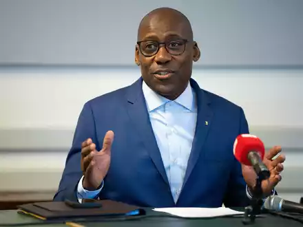 «Ich werde mich weiter für die diskriminierungsfreie Entwicklung der Berliner Kultur einsetzen», versichert Berlins Kultursenator Joe Chialo. - Foto: Soeren Stache/dpa