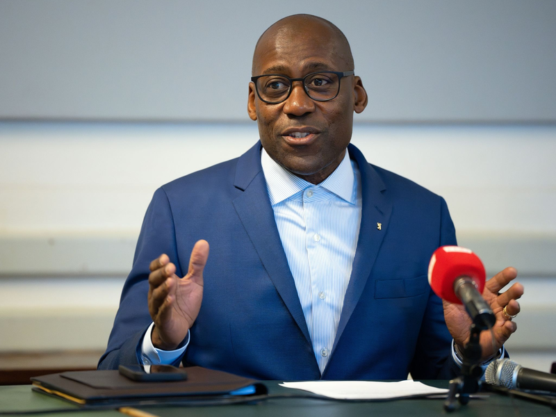 «Ich werde mich weiter für die diskriminierungsfreie Entwicklung der Berliner Kultur einsetzen», versichert Berlins Kultursenator Joe Chialo. - Foto: Soeren Stache/dpa