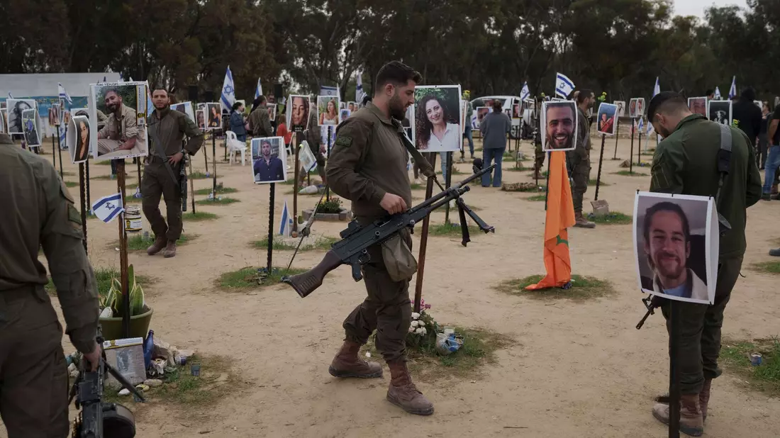 Isreaelische Soldaten besuchen den Ort, an dem am 7. Oktober bei einem Angriff der Hamas auf dem Nova-Musikfestival in Re'im Feiernde getötet wurden. - Bild: Leo Correa/AP/dpa