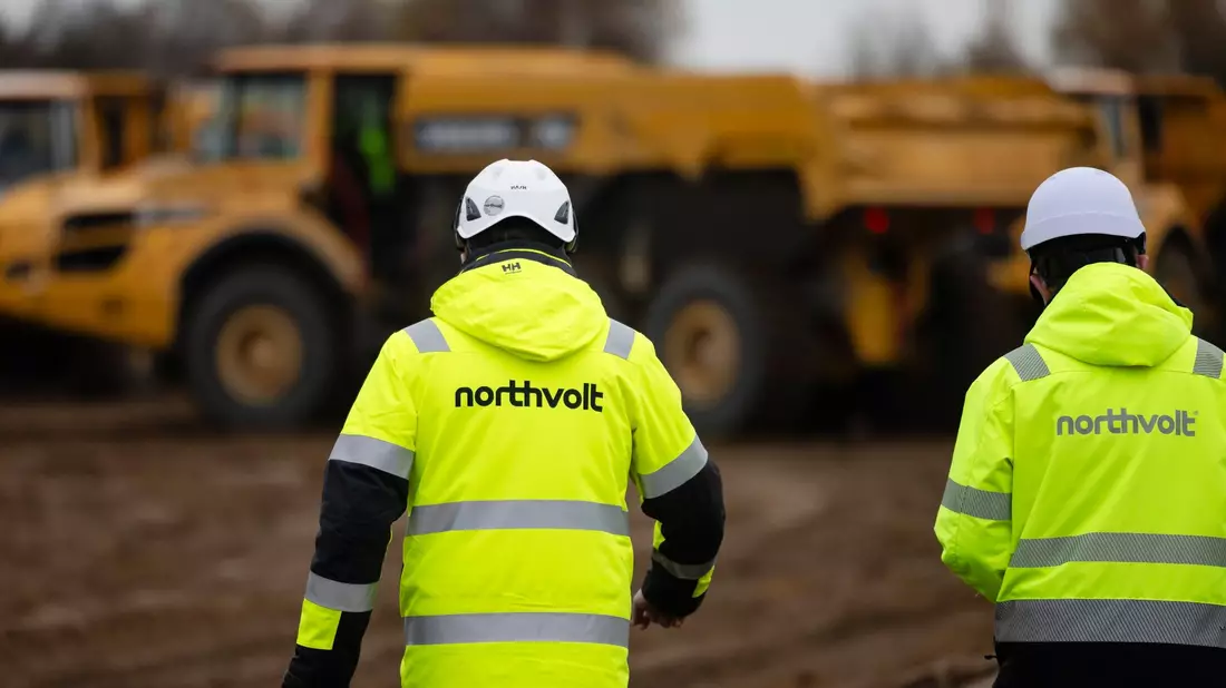 Mitarbeiter der Firma Northvolt auf einer Baustelle im Kreis Dithmarschen. - Bild: Frank Molter/dpa