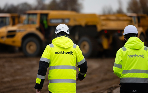 Mitarbeiter der Firma Northvolt auf einer Baustelle im Kreis Dithmarschen. - Foto: Frank Molter/dpa