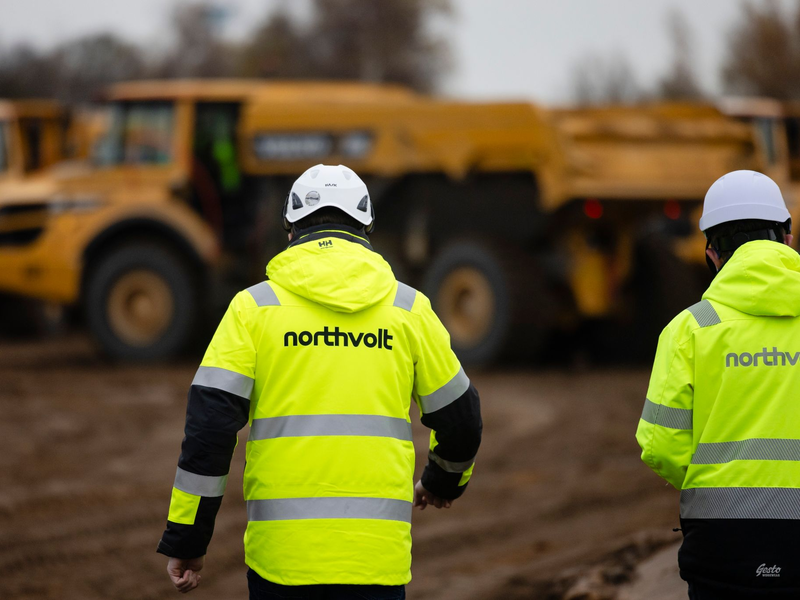 Mitarbeiter der Firma Northvolt auf einer Baustelle im Kreis Dithmarschen. - Foto: Frank Molter/dpa