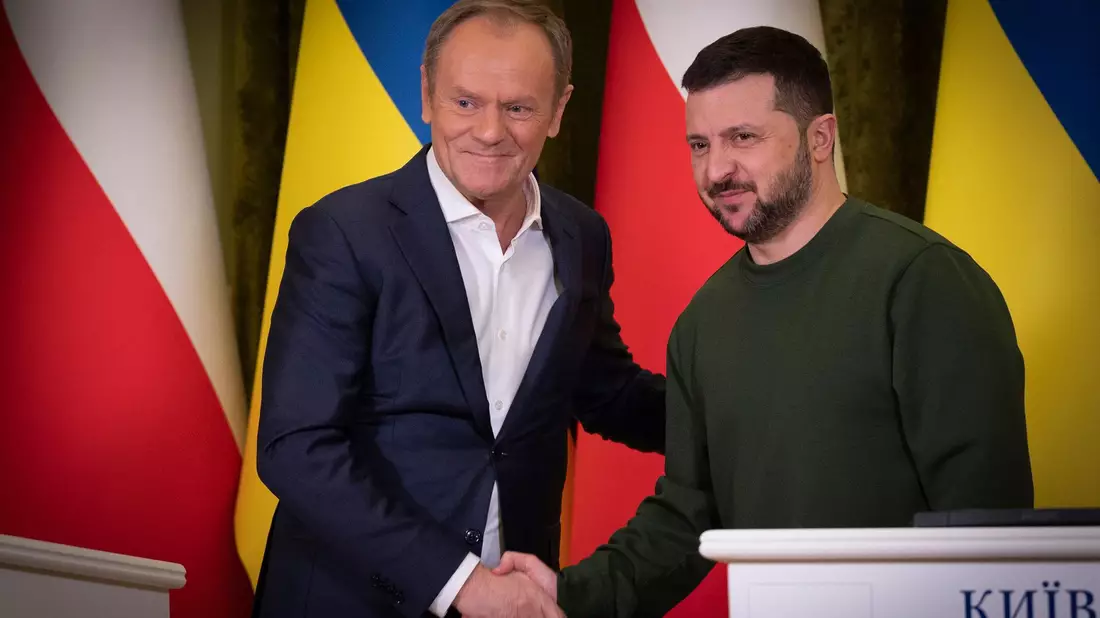 Präsident Wolodymyr Selenskyj (r) empfängt den polnischen Ministerpräsidenten Donald Tusk in Kiew. - Bild: Uncredited/Ukrainian Presidential Press Office/AP/dpa