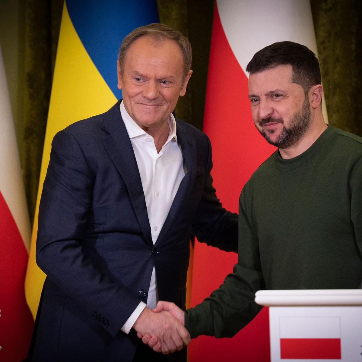 Präsident Wolodymyr Selenskyj (r) empfängt den polnischen Ministerpräsidenten Donald Tusk in Kiew. - Foto: Uncredited/Ukrainian Presidential Press Office/AP/dpa