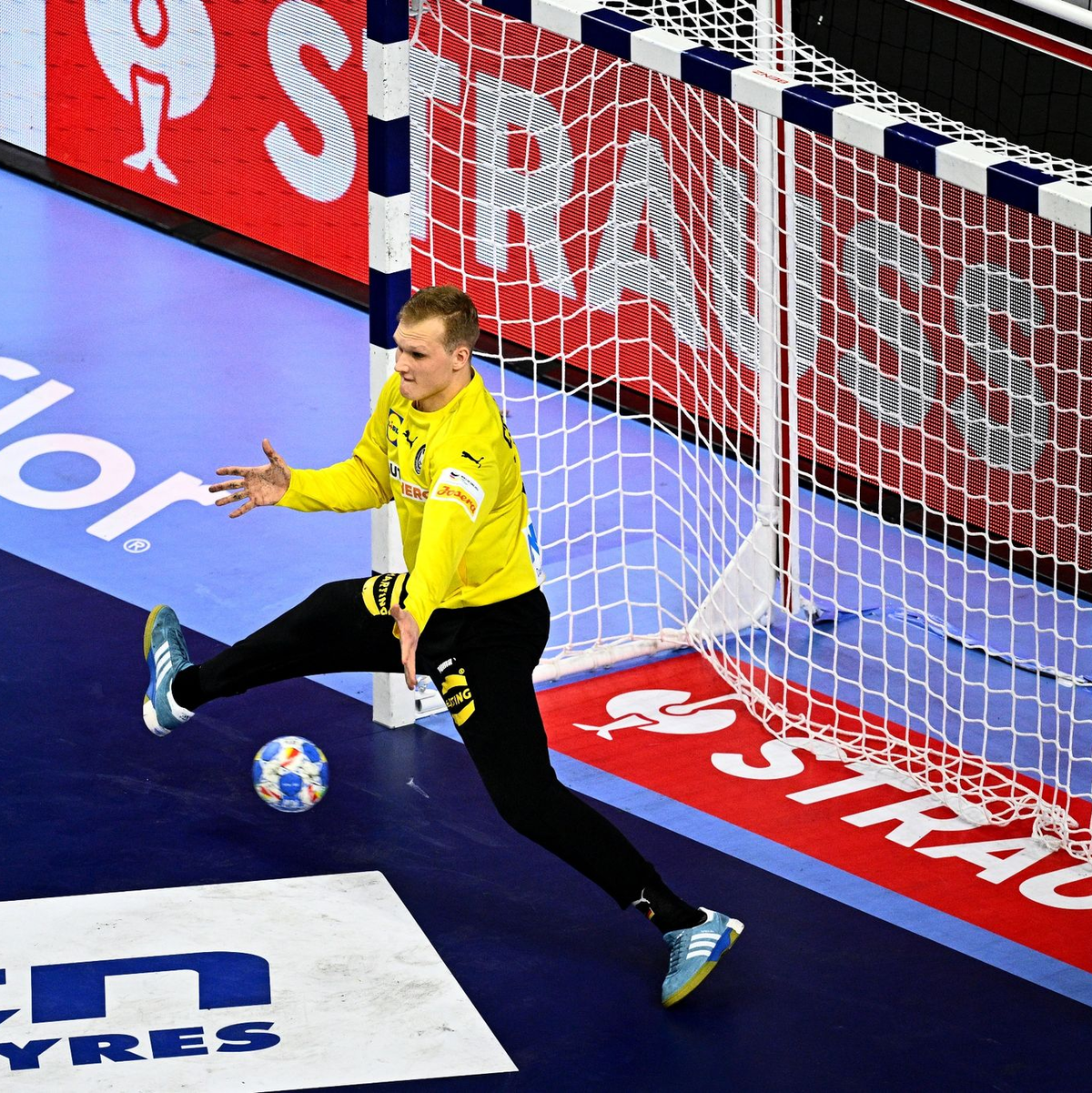 Torwart David Späth kam schon in der ersten Halbzeit kurzzeitig für Andreas Wolff ins Spiel. - Foto: Tom Weller/dpa