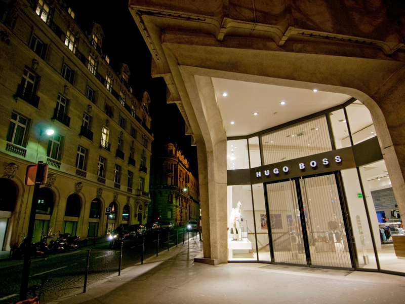 Schlendern, bummeln, einkaufen: Monatlich kommen mehr als eine Million Besucher in die Champs-Élysées in Paris. - Foto: Nano Calvo/Zuma Press/dpa