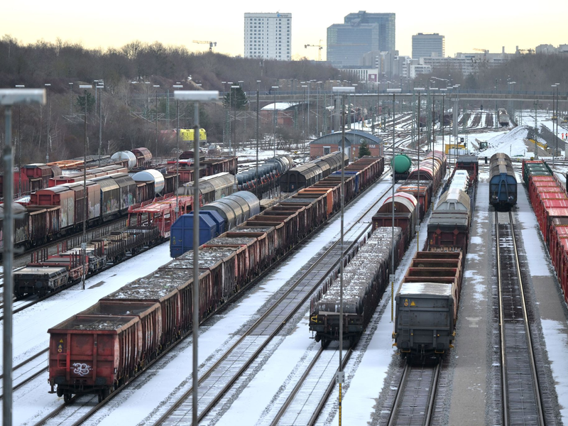 Der Streik stört laut DB Carcgo die Industrie-Lieferketten nachhaltig. Die Bahn habe im Güterverkehr auf der Schiene noch einen Marktanteil von rund 40 Prozent. - Foto: Peter Kneffel/dpa