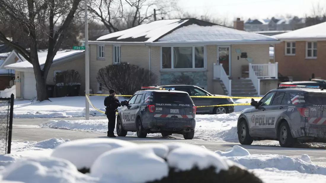 Einsatzkräfte der Polizei arbeiten an einem Tatort. Die Polizei im US-Bundesstaat Illinois fahndet nach einem Verdächtigen, der für den Tod von bis zu acht Menschen verantwortlich sein könnte. - Bild: Eileen T. Meslar/Chicago Tribune/AP/dpa