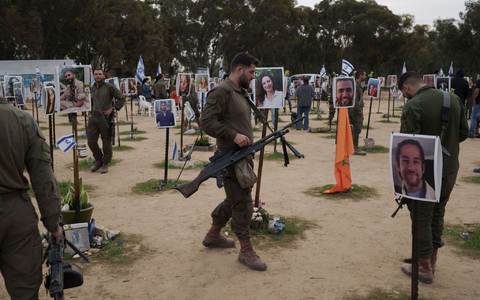 Isreaelische Soldaten besuchen den Ort, an dem am 7. Oktober bei einem Angriff der Hamas auf dem Nova-Musikfestival in Re'im Feiernde getötet wurden. - Foto: Leo Correa/AP/dpa