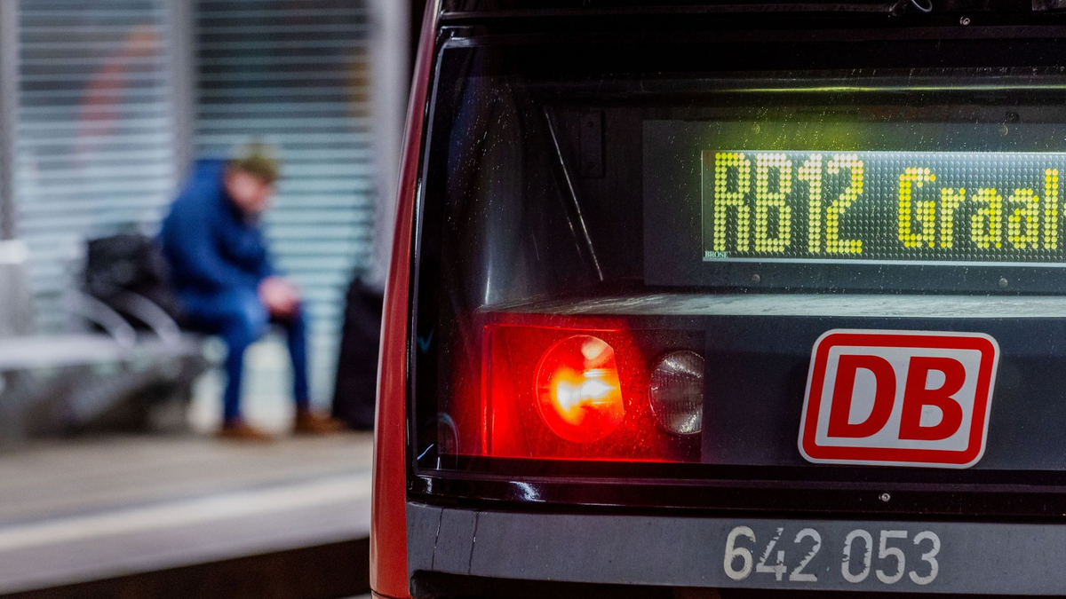 Die Lokführergewerkschaft GDL hat die Beschäftigten der Deutschen Bahn zum nächsten Streik aufgerufen - Fahrgäste müssen sich auf den längsten Streik seit vielen Jahren einstellen. - Foto: Jens Büttner/dpa