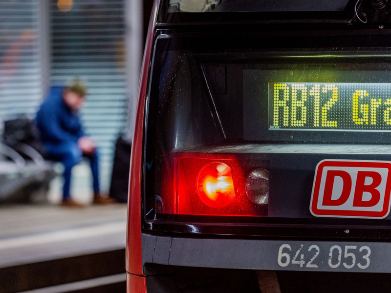 Die Lokführergewerkschaft GDL hat die Beschäftigten der Deutschen Bahn zum nächsten Streik aufgerufen - Fahrgäste müssen sich auf den längsten Streik seit vielen Jahren einstellen. - Foto: Jens Büttner/dpa