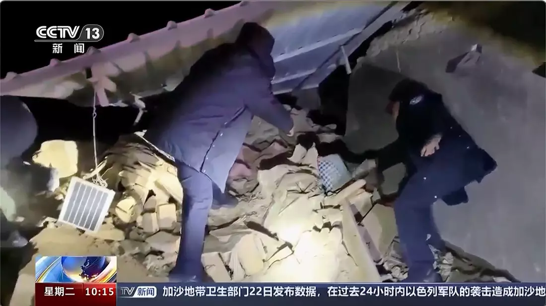 Ein starkes Erdbeben hat die westchinesische Region Xinjiang erschüttert. - Bild: Uncredited/CCTV/AP/dpa