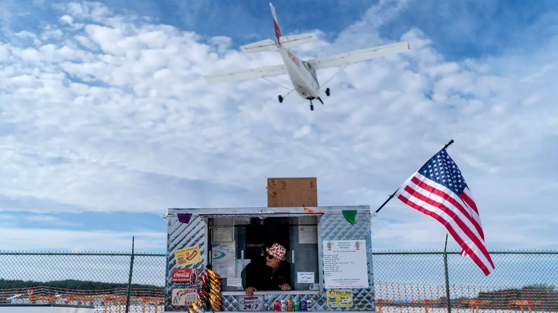 Wen schicken die Republikaner ins Rennen um die Präsidentschaftskandidatur? Im US-Bundesstaat New Hampshire steht nun die nächste Vorwahl an. Dieser Hotdog-Verkäufer in Nashua hofft auf viele Kunden. - Bild: David Goldman/AP/dpa