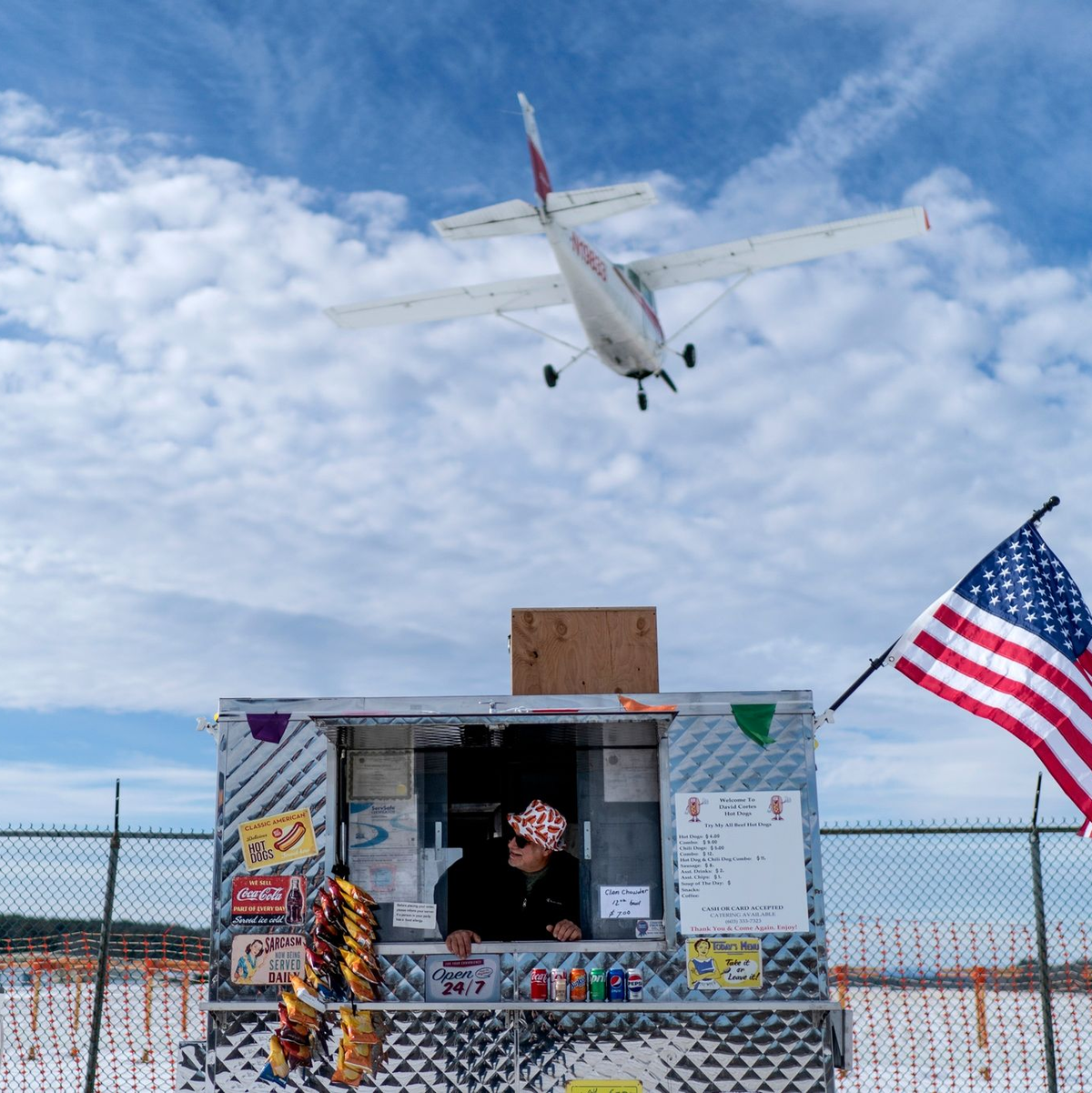 Wen schicken die Republikaner ins Rennen um die Präsidentschaftskandidatur? Im US-Bundesstaat New Hampshire steht nun die nächste Vorwahl an. Dieser Hotdog-Verkäufer in Nashua hofft auf viele Kunden. - Foto: David Goldman/AP/dpa