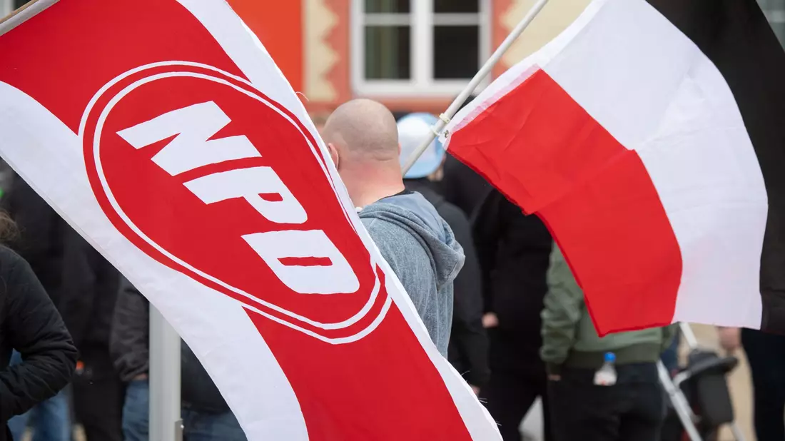 Die NPD, heute Die Heimat, wird von der Parteienfinanzierung ausgeschlossen. - Bild: Stefan Sauer/dpa