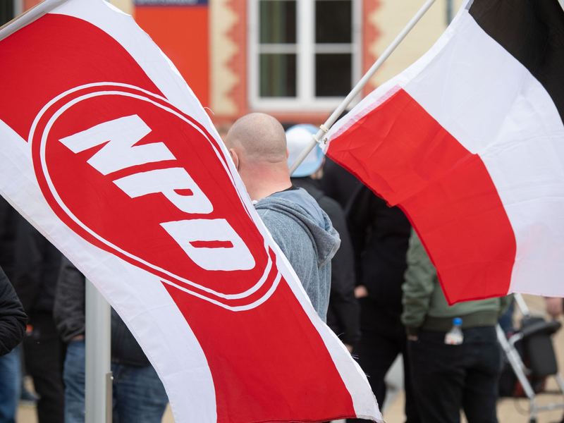 Die NPD, heute Die Heimat, wird von der Parteienfinanzierung ausgeschlossen. - Foto: Stefan Sauer/dpa