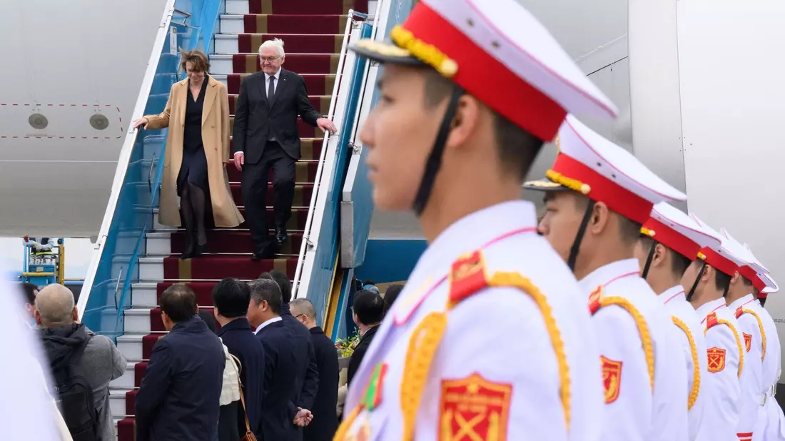 Bundespräsident Frank-Walter Steinmeier und seine Frau Elke Büdenbender kommen in Hanoi in Vietnam an. Bei einer viertägigen Südostasien-Reise geht es für beide auch nach Thailand. - Bild: Bernd von Jutrczenka/dpa