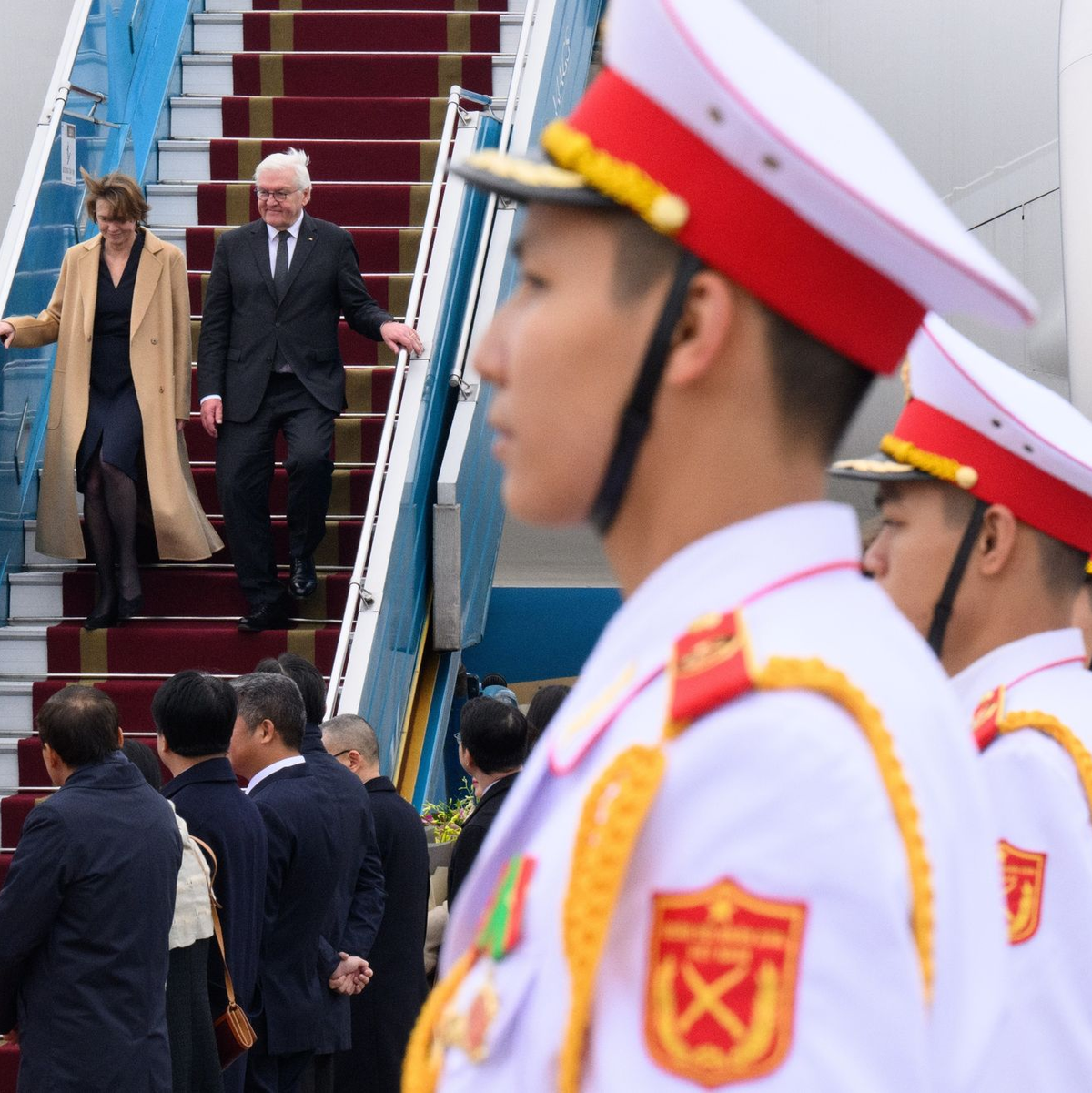 Bundespräsident Frank-Walter Steinmeier und seine Frau Elke Büdenbender kommen in Hanoi in Vietnam an. Bei einer viertägigen Südostasien-Reise geht es für beide auch nach Thailand. - Foto: Bernd von Jutrczenka/dpa