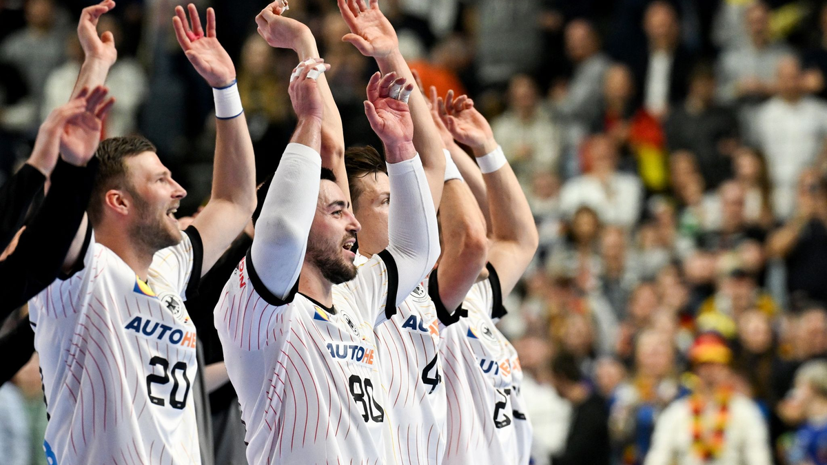 Die deutschen Handballer wollen das Halbfinale erreichen. - Foto: Federico Gambarini/dpa