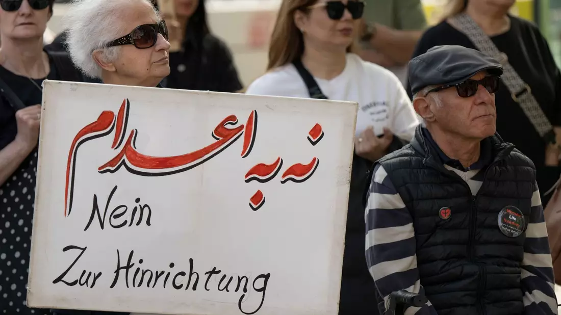 Gegen die jüngsten Hinrichtungen im Iran protestieren Exil-Iraner in Frankfurt (Archivbild). - Bild: Boris Roessler/dpa