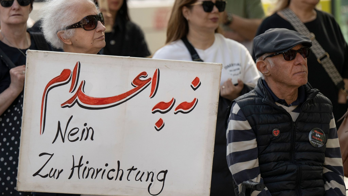 Gegen die jüngsten Hinrichtungen im Iran protestieren Exil-Iraner in Frankfurt (Archivbild). - Foto: Boris Roessler/dpa