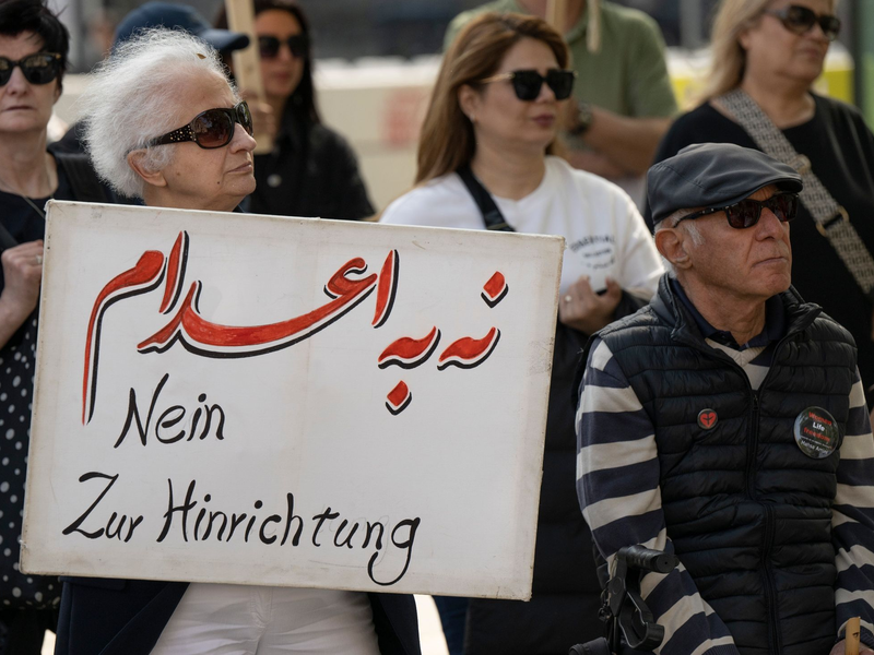 Gegen die jüngsten Hinrichtungen im Iran protestieren Exil-Iraner in Frankfurt (Archivbild). - Foto: Boris Roessler/dpa