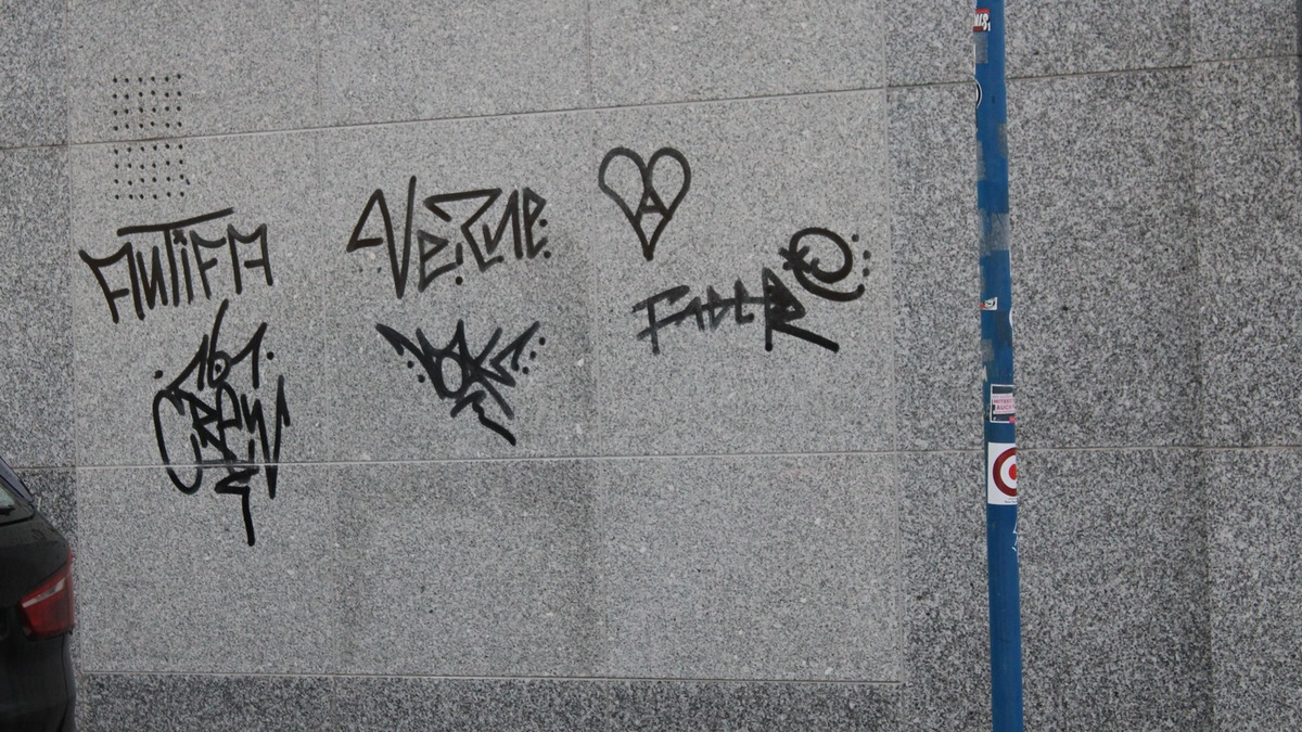 POL-SI: Mehrere Sachbeschädigungen durch Graffiti im Umfeld der Siegener Oberstadt - #polsiwi - Foto: presseportal.de