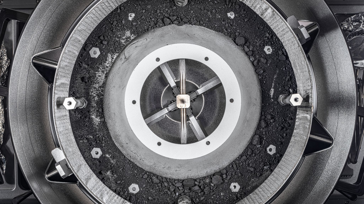 Ein Behälter mit einer Geröllprobe von dem Asteroiden Bennu. Die Nasa hat wochenlang versucht den Behälter zu öffnen. - Foto: Erika Blumenfeld & Joseph Aebers/NASA Johnson Space Center, ARES/dpa