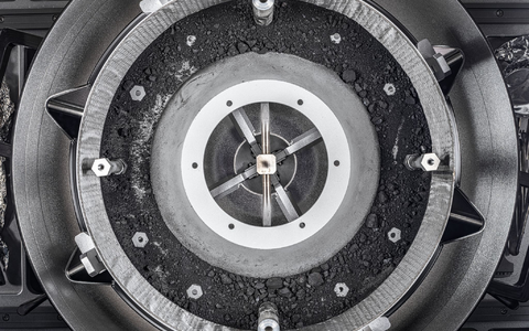 Ein Behälter mit einer Geröllprobe von dem Asteroiden Bennu. Die Nasa hat wochenlang versucht den Behälter zu öffnen. - Foto: Erika Blumenfeld & Joseph Aebers/NASA Johnson Space Center, ARES/dpa