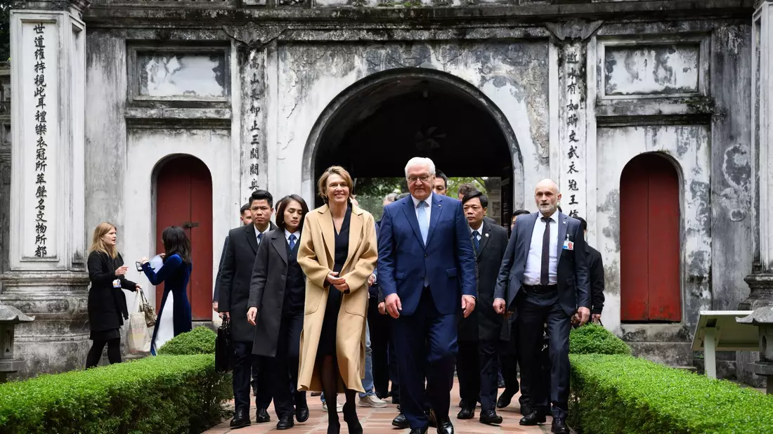 Bundespräsident Frank-Walter Steinmeier und seine Frau Elke Büdenbender besuchen den Literaturtempel im Westen der Altstadt von Hanoi. - Bild: Bernd von Jutrczenka/dpa