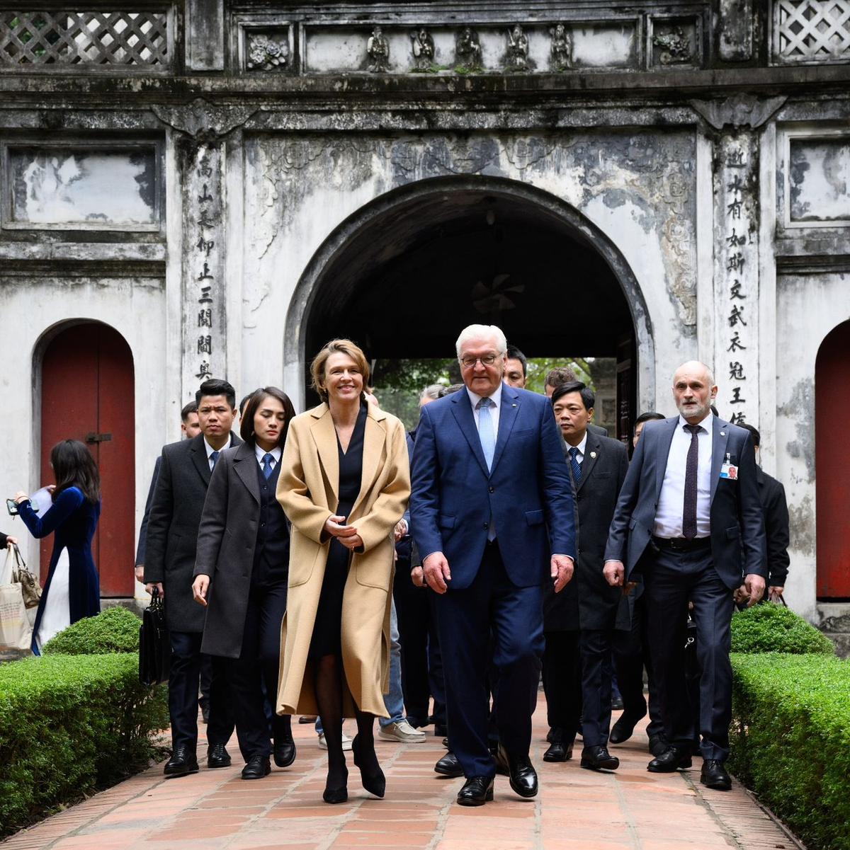 Bundespräsident Frank-Walter Steinmeier und seine Frau Elke Büdenbender besuchen den Literaturtempel im Westen der Altstadt von Hanoi. - Foto: Bernd von Jutrczenka/dpa