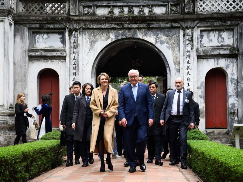 Bundespräsident Frank-Walter Steinmeier und seine Frau Elke Büdenbender besuchen den Literaturtempel im Westen der Altstadt von Hanoi. - Foto: Bernd von Jutrczenka/dpa