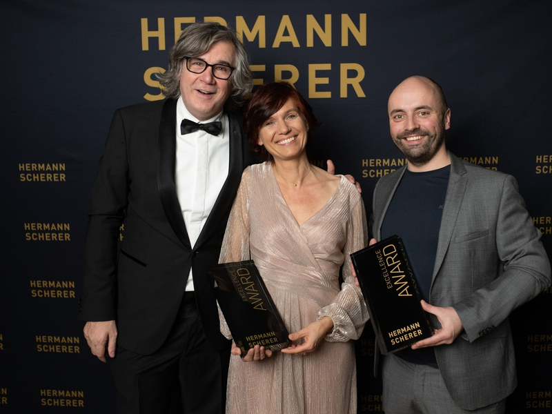 Urologin Dr. Monika Kibele und Julian Moosmann erhalten den Excellence Award - Foto: presseportal.de