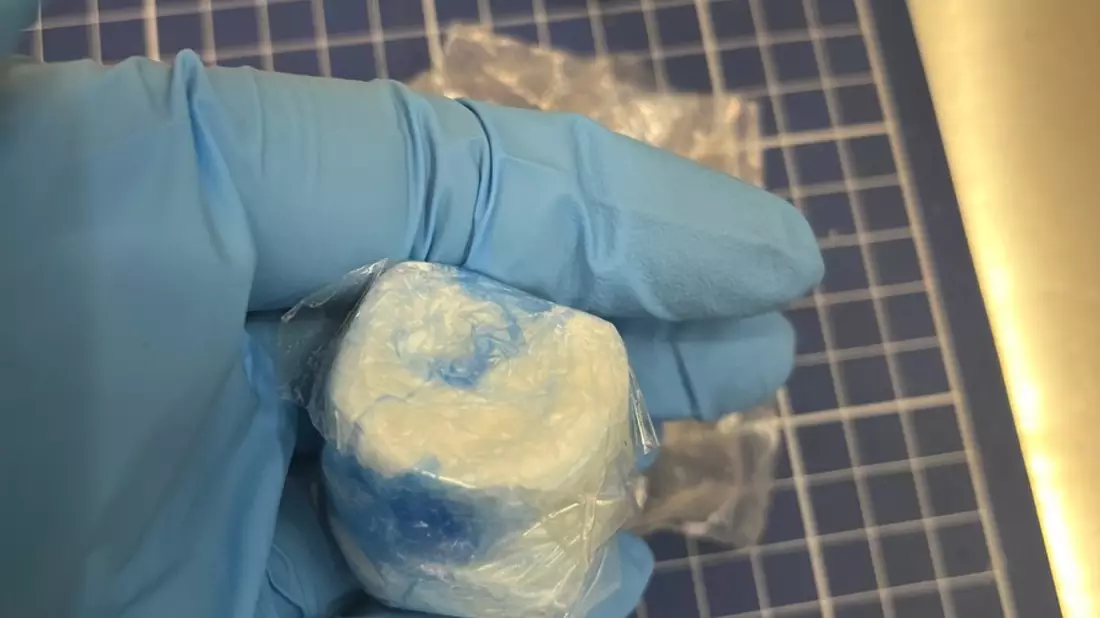 HZA-F: Zoll am Frankfurter Flughafen beschlagnahmt 3,2 Kilogramm Kokain - es war in Verpackungen von Süßigkeiten eingearbeitet - Bild: presseportal.de