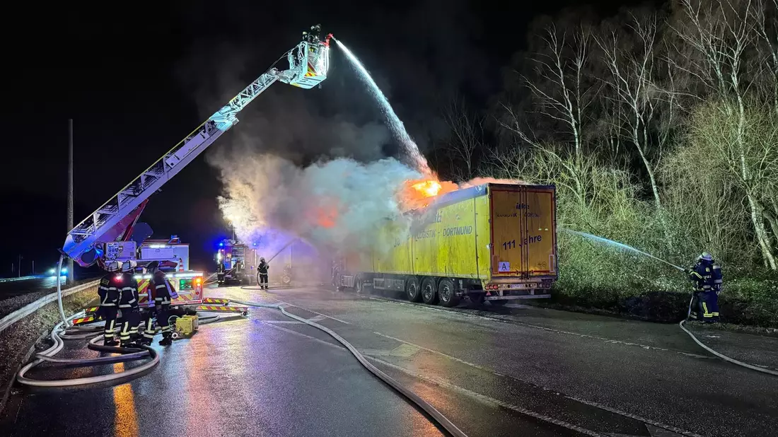 FW-DO: LKW mit Elektroschrott brennt in Eichlinghofen - Bild: presseportal.de