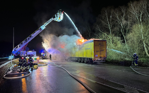 FW-DO: LKW mit Elektroschrott brennt in Eichlinghofen - Foto: presseportal.de
