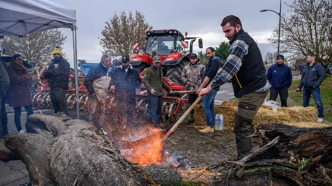 Im Bereich Toulouse in Südfrankreich dauern die Blockaden mehrerer Autobahnen nach Angaben der Behörden an. - Bild: Ed Jones/AFP/dpa
