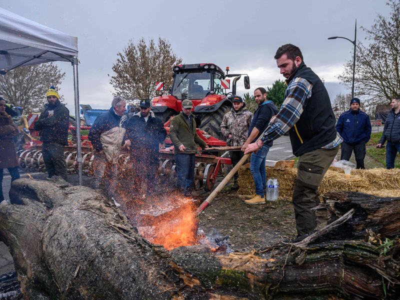 Im Bereich Toulouse in Südfrankreich dauern die Blockaden mehrerer Autobahnen nach Angaben der Behörden an. - Foto: Ed Jones/AFP/dpa