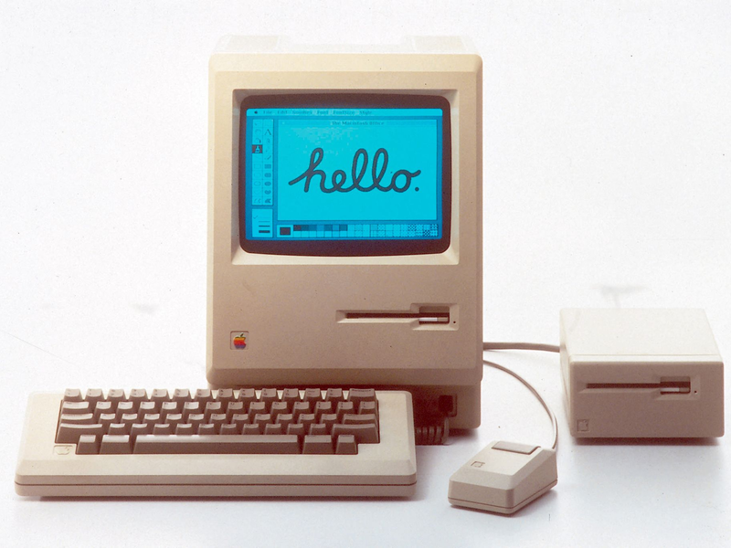 Der erste Mac. Er wurde vor 40 Jahren - am 24. Januar 1984 - von Apple-Mitbegründer Steve Jobs in Cupertino der Öffentlichkeit vorgestellt. - Foto: Apple/dpa