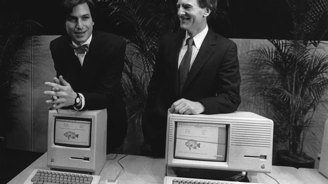 Apple-Mitbegründer Steve Jobs (l) und der damalige Präsident von Apple John Sculley stellen am 24. Januar 1984 vor einer Aktionärsversammlung im kalifornischen Cupertino ihre ersten Macintosh-Computer vor. - Bild: UPI/dpa