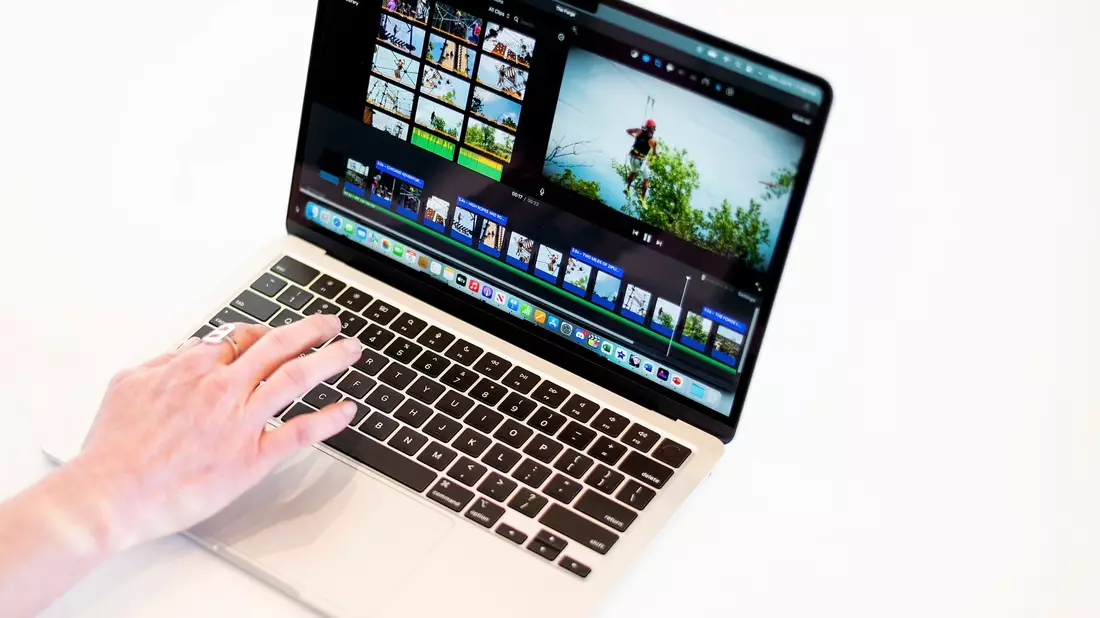 Ein Apple MacBook Air Computer wird bei der World Wide Developer Conference von Apple vorgestellt. - Bild: Noah Berger/AP/dpa
