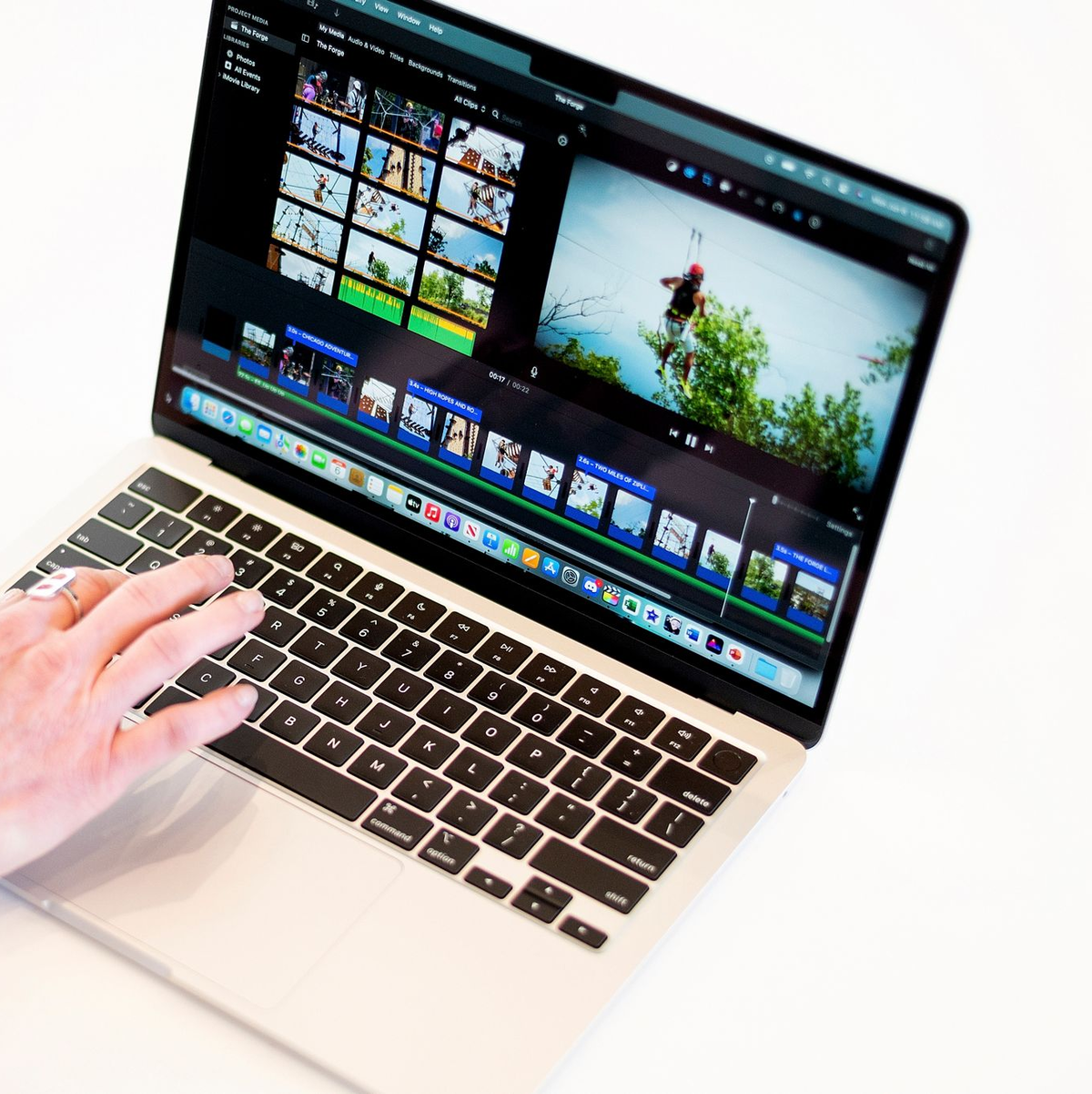 Ein Apple MacBook Air Computer wird bei der World Wide Developer Conference von Apple vorgestellt. - Foto: Noah Berger/AP/dpa