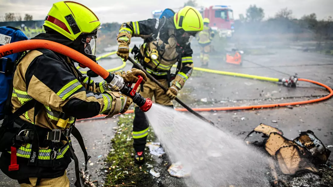 Berlins Innenverwaltung will schnelle Prüfung: War die La-Ola-Welle eines Feuerwehrmanns für die Bauernproteste eine Straftat? - Bild: presseportal.de